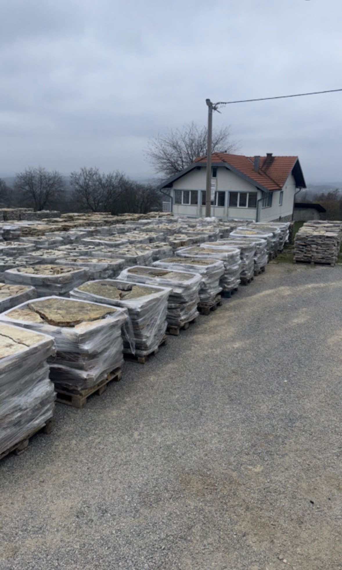 Graue Natursteinblöcke auf Palette