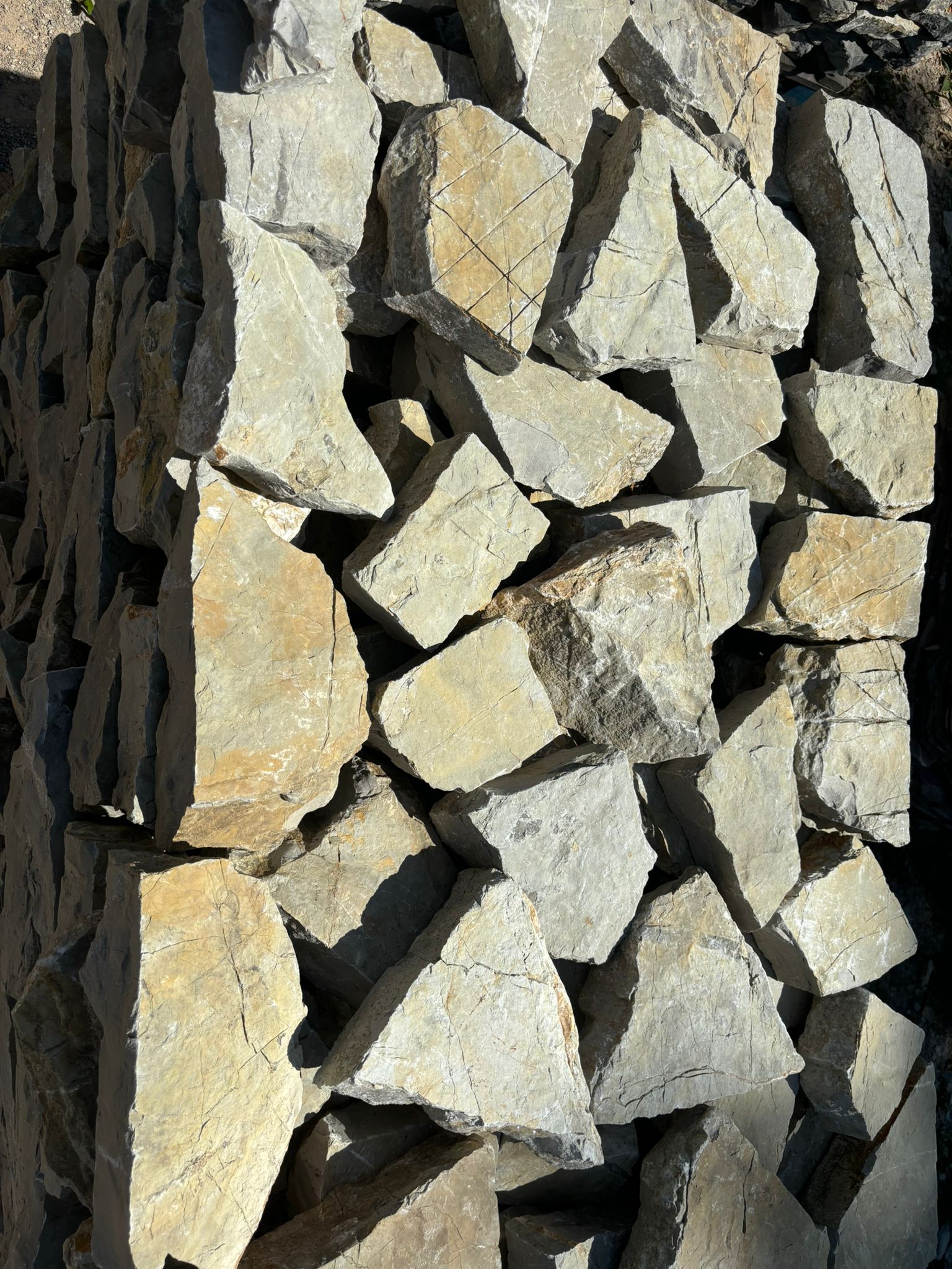 Große Natursteinblöcke auf Palette