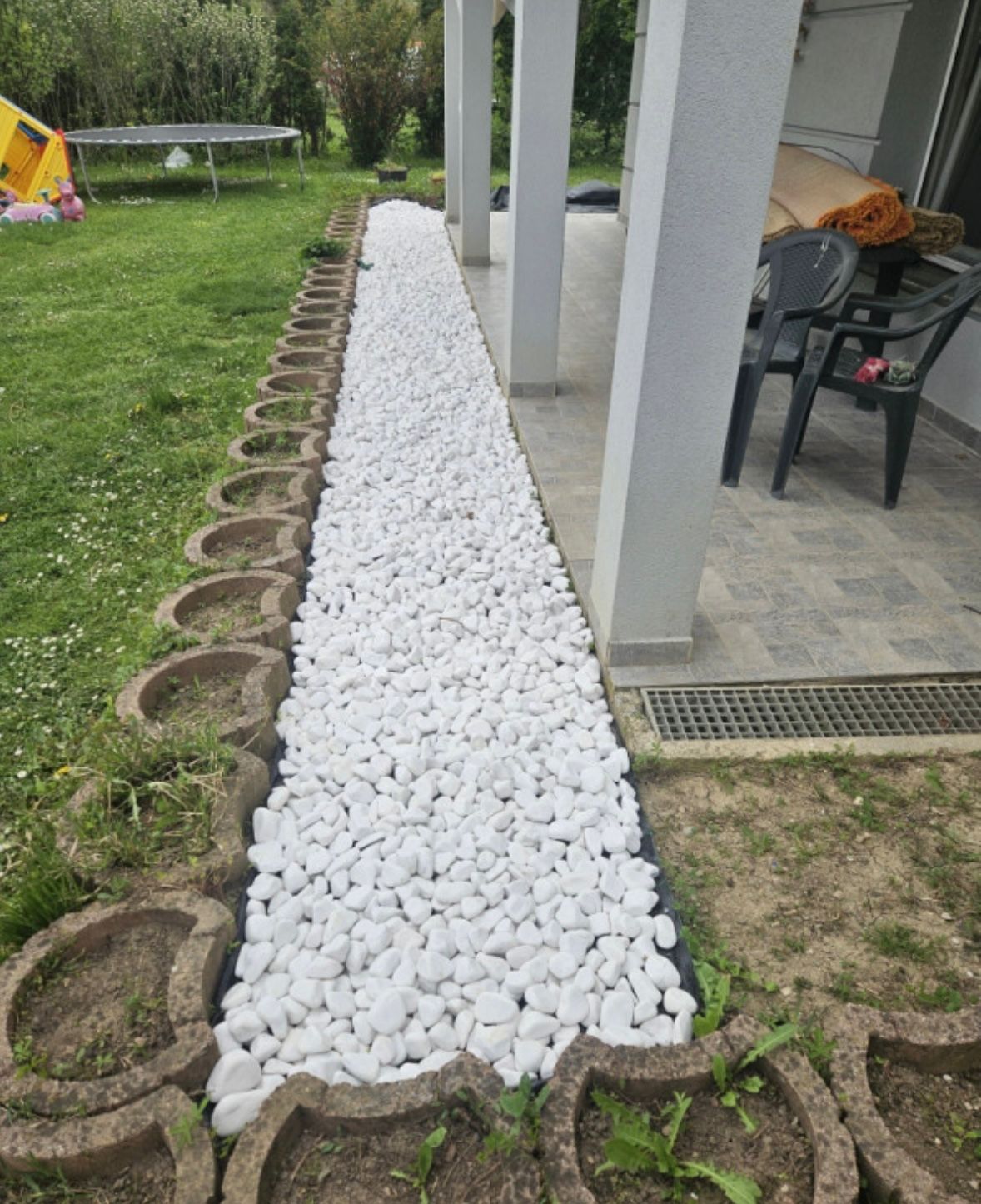 Weiße Zierkiesel in der Gartengestaltung